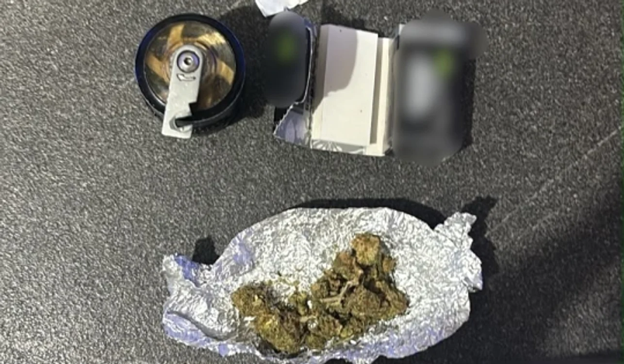 Zece persoane cercetate pentru trafic de droguri; doi suspecți ar fi implicat un copil de 10 ani în vânzări de canabis