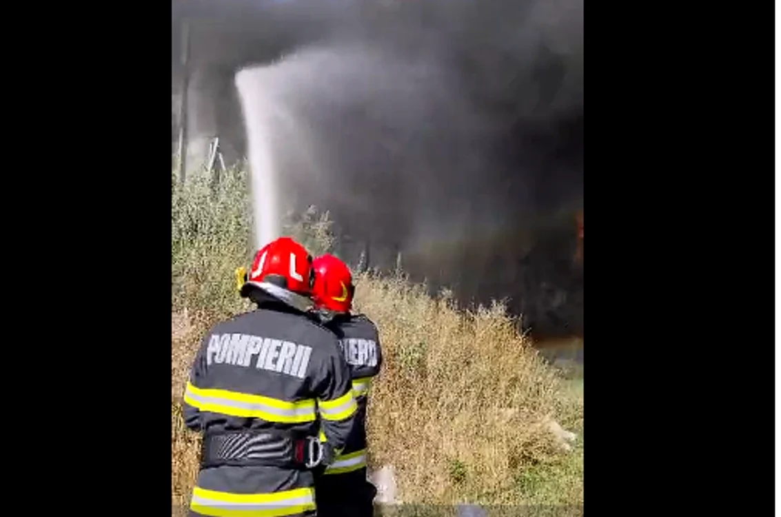 Incendiu puternic la o stație de sortare a deșeurilor din Leț, Covasna — hala de 1.000 m², cuprinsă de flăcări