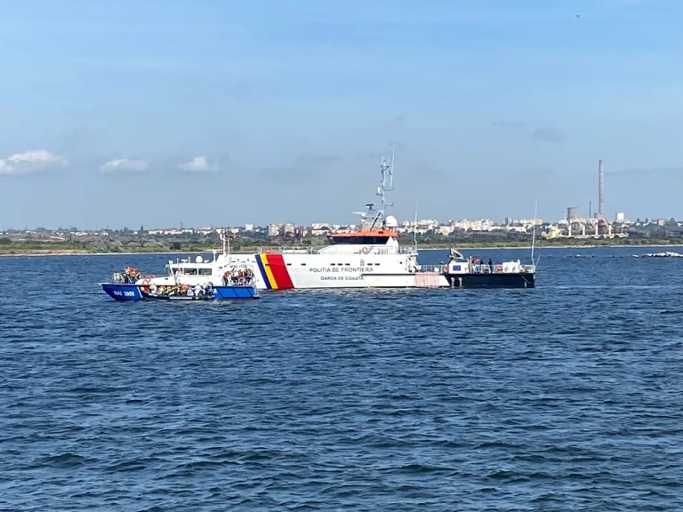 Nava Gărzii de Coastă a MAI a salvat 12 persoane de pe o navă în pericol de scufundare lângă apele României