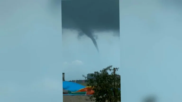 Trombă marină observată la Mamaia: turiștii au filmat fenomenul în larg