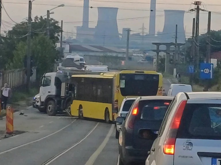 Coliziune între un camion și un autobuz cu 40 de pasageri, în Timișoara; trei persoane au necesitat îngrijiri medicale