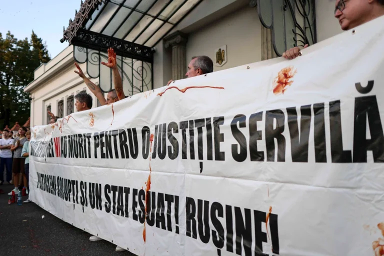 Protest la Cotroceni împotriva șefului SPP: manifestanții cer demiterea lui Lucian Pahonțu