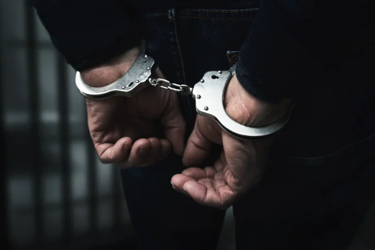 Doi bărbaţi reţinuţi după ce au urmărit, agresat şi furat maşina unui şofer în Cluj‑Napoca