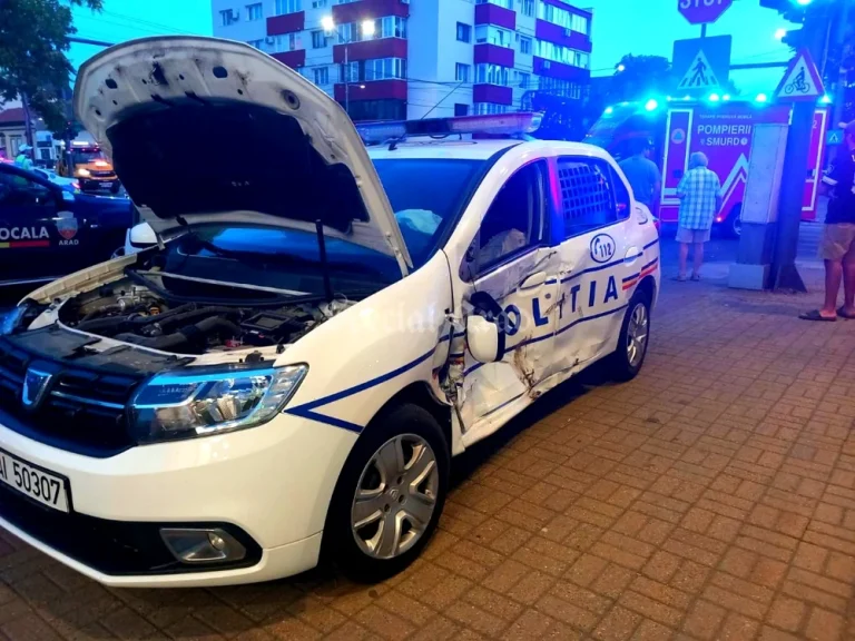 Un copil și doi bărbați răniți într-un coliziune între un autoturism și o autospecială de poliție în Arad
