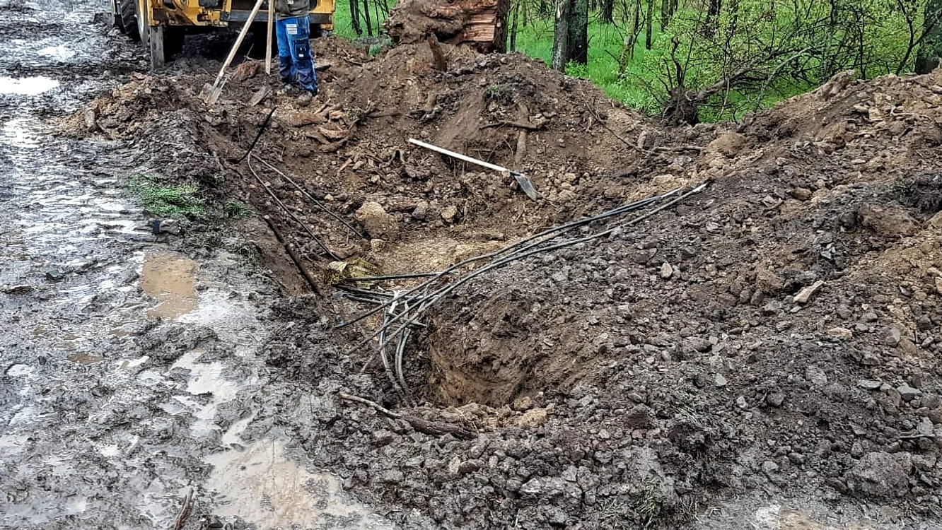 Percheziții în patru județe după ce angajați ai lucrărilor CFR ar fi furat și ars cabluri pentru metal