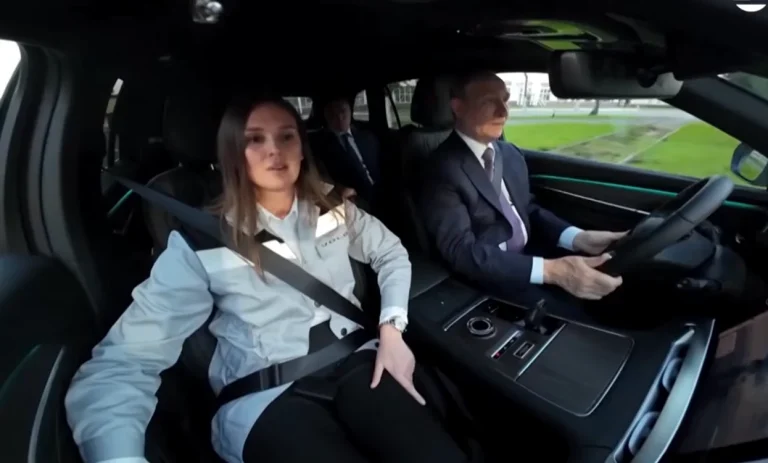 Vladimir Putin a testat un automobil rusesc proiectat în China la uzina GAZ din Nijni Novgorod