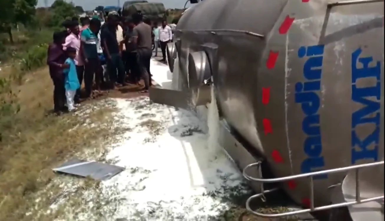 Un camion cu 21.000 de litri de lapte s-a răsturnat în Karnataka; localnici au adunat marfa cu bidoane