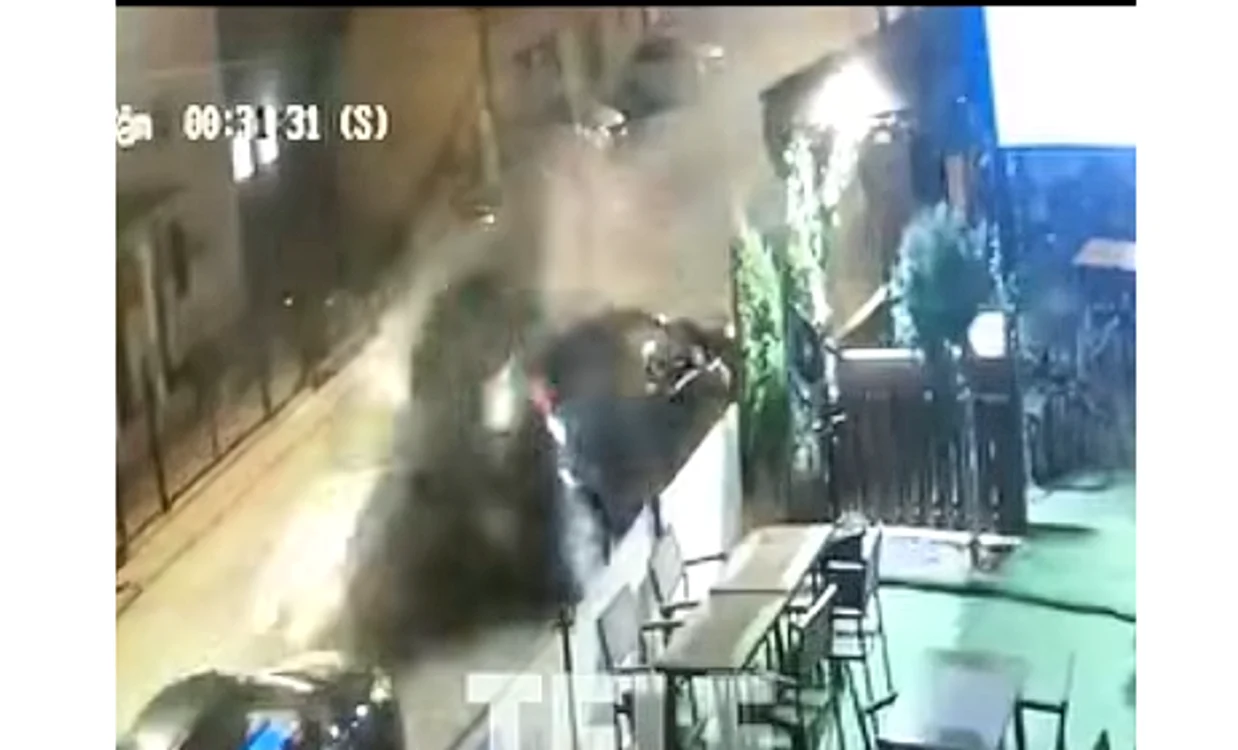 Urmărire în Lugoj: mașină condusă de un șofer beat, fără permis, a ajuns pe terasa unui restaurant; patru răniți