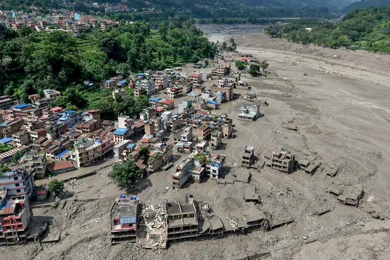 Bilanț tragic după prăbușirea unui ghețar: 734 de morți și peste 3.000 de dispăruți la granița Nepal–China