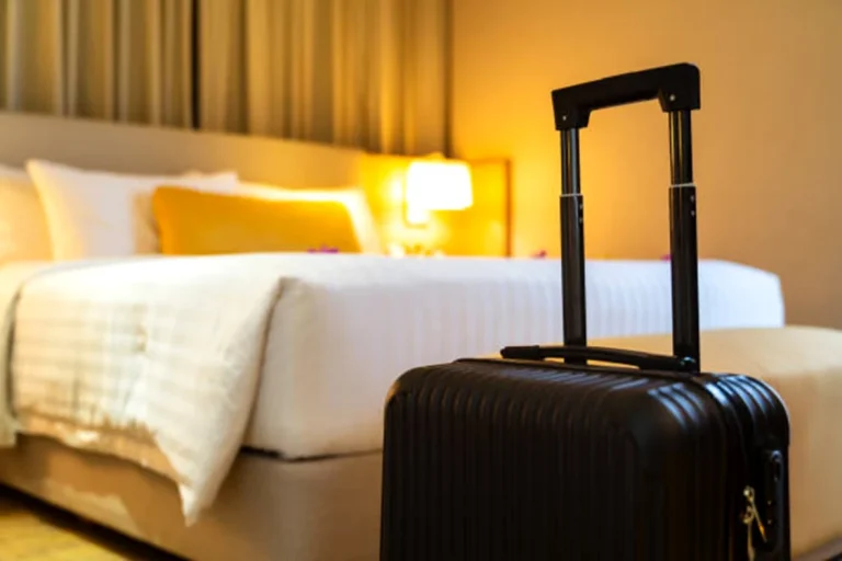 Turist părăsește un hotel de cinci stele din Miami Beach după ce i s-a cerut să vorbească și să râdă mai încet