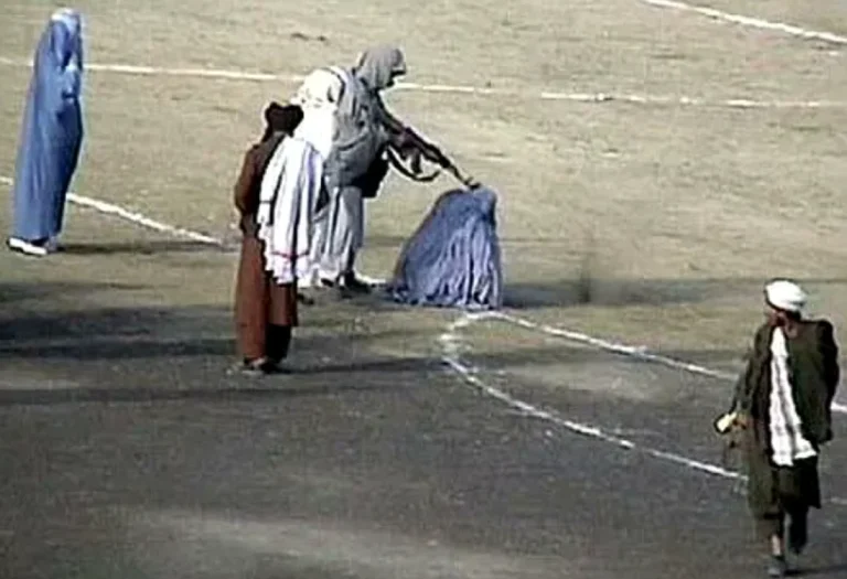 Zarmina, executată în faţa a 30.000 de oameni în 1999: temeri privind revenirea pedepselor brutale pentru femei în Afganistan
