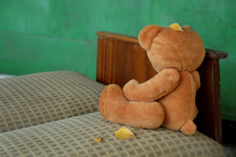Trei frați, între care doi gemeni de un an, preluați de stat după ce părinţii i-au abandonat în Roman, Neamț