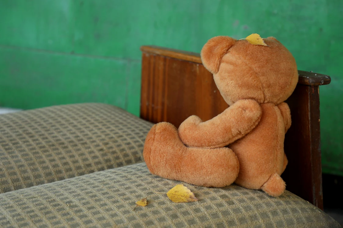 Trei frați, între care doi gemeni de un an, preluați de stat după ce părinţii i-au abandonat în Roman, Neamț