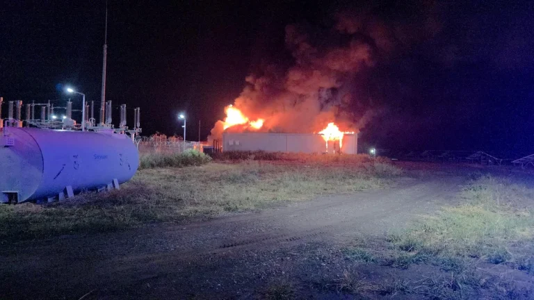 Incendiu puternic la o hală de stocare a energiei în baterii din Stâlpu, județul Buzău