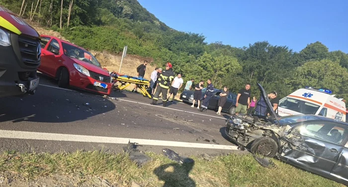 Accident grav pe Valea Oltului: o persoană încarcerată, alta proiectată pe carosabil
