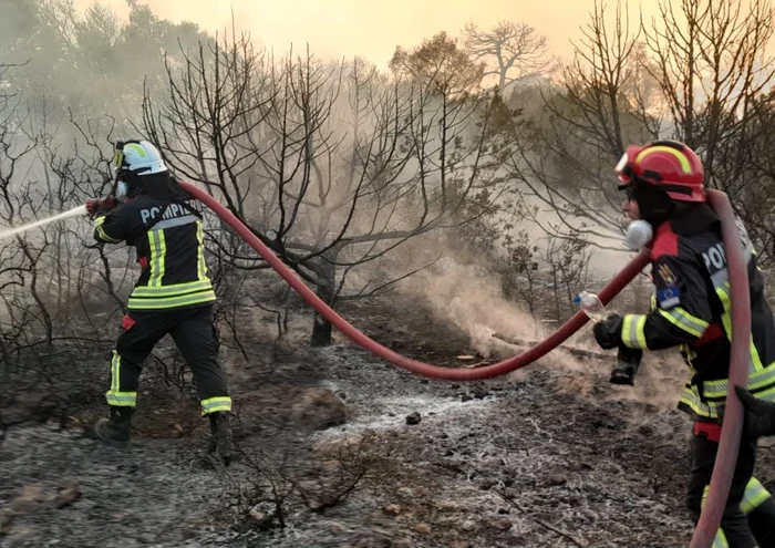 Pompierii români opresc incendiul din Attica și salvează locuințe și o mănăstire