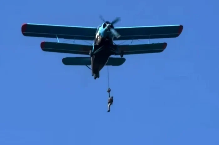 Un parașutist militar a rămas agățat de un avion AN-2 timp de aproape două minute, în timpul unui exercițiu la Buzău