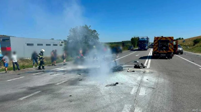 Motociclist de 36 de ani, mort după coliziunea cu un camion pe DN1, în Vâlcele; motocicleta a luat foc
