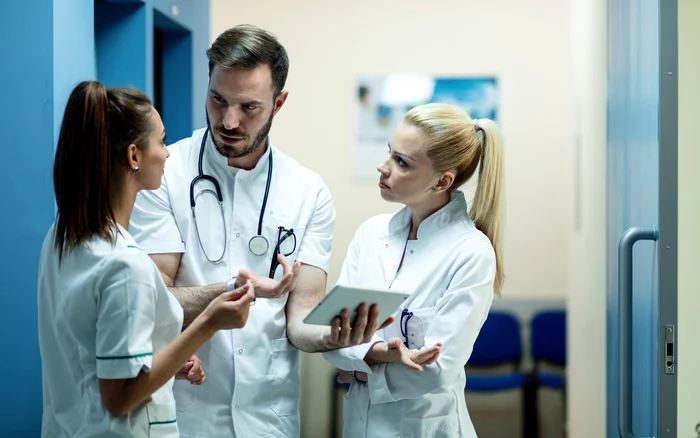 Cât câștigă medicii rezidenți români în Occident: salarii, costuri și riscuri în procesul de admitere în SUA
