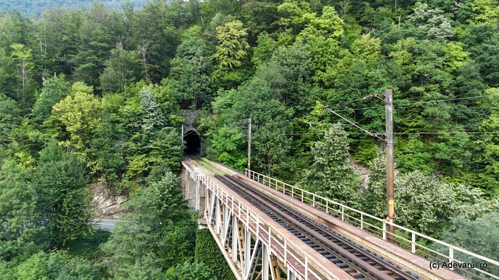 Opt tuneluri ale căii ferate Bumbești–Livezeni din Defileul Jiului vor fi modernizate