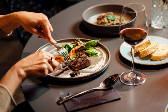 UE cere reducerea risipei alimentare cu 30% până în 2030. Cum ajută IA restaurantele și hotelurile