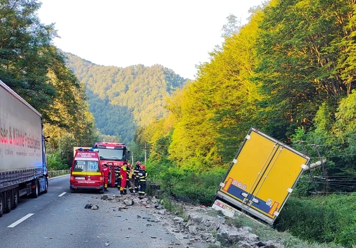 Accident cu autocamion pe DN7, în zona Brezoi; traficul reluat pe ambele sensuri