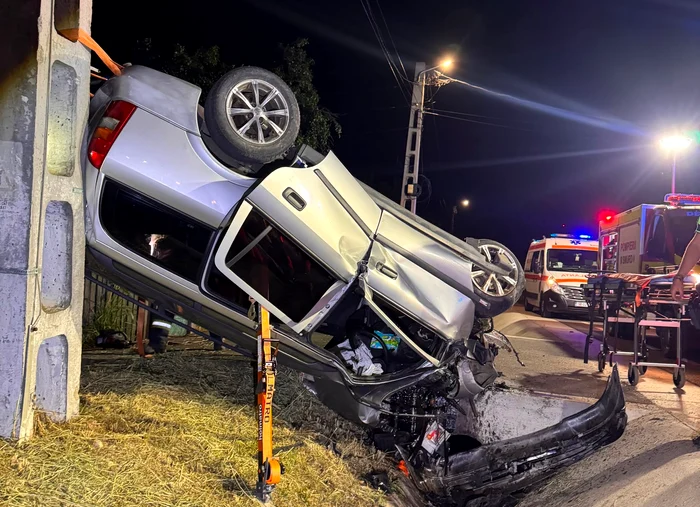 Un bărbat de 51 de ani a murit după ce mașina lui a lovit un cap de pod pe DN 6, în Olt