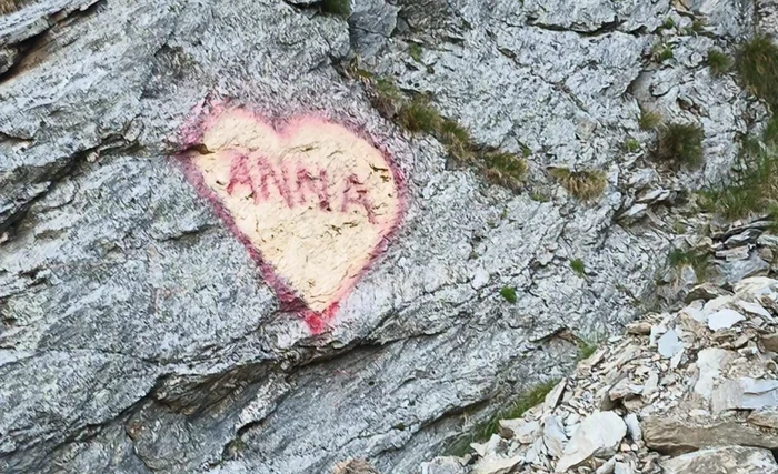 Un turist a desenat cu spray o inimă cu numele „Anna” pe o stâncă de pe Transfăgărășan; Salvamont Argeș a condamnat gestul