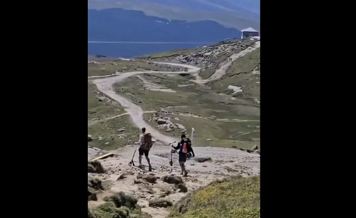 Doi turiști surprinși cu trotinete pe Platoul Bucegi; Salvamont a publicat imaginile și internauții au ironizat gestul