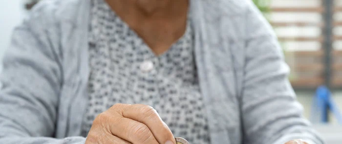 Fals „curier BNR” prins în flagrant în București după ce o pensionară a fost înșelată cu zeci de mii de lei
