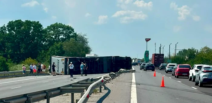 Trafic restricționat pe A1 după răsturnarea unui TIR la km 80; șoferul a fost rănit