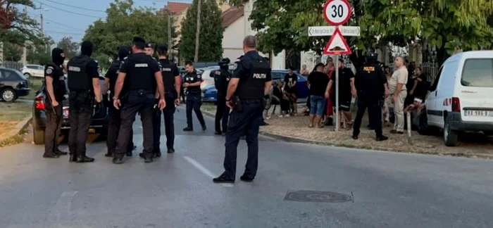 Trei tineri arestaţi după ce au bătut mai multe persoane în fața unui magazin din Tur, județul Satu Mare