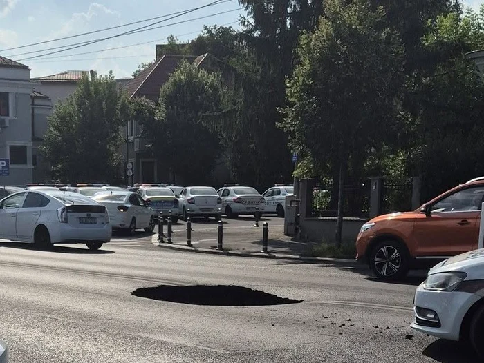 Trafic îngreunat pe Bulevardul Eroilor după surparea carosabilului la numărul 3