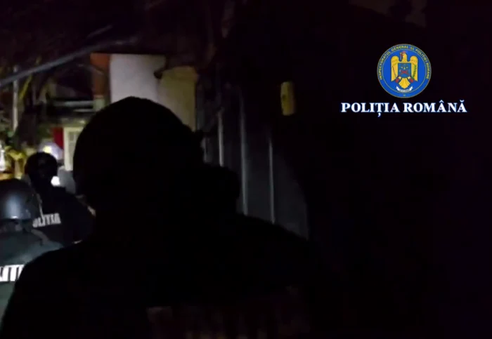 Doi bărbați din Arad reținuți după ce au șantajat un hunedorean pentru a „închide” un dosar cu poze intime