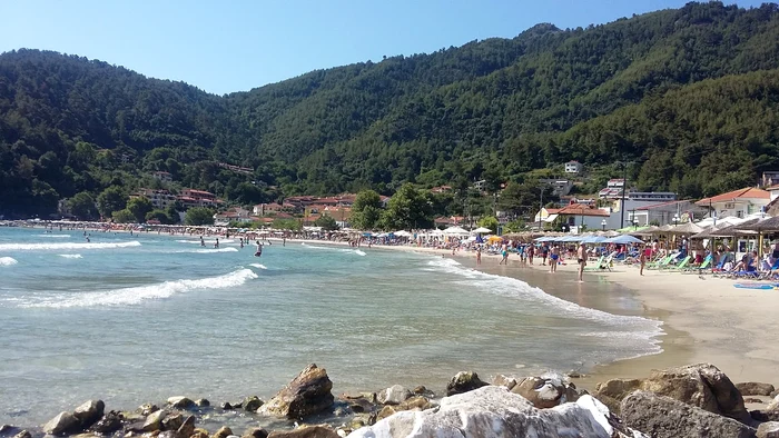 Un turist român din Thasos a rămas fără plăcuță după ce a parcat într-o zonă interzisă: a trebuit să o caute în prăpastie