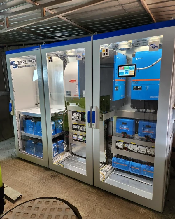 România produce multă energie verde ziua, dar o pierde seara — soluţia: bateriile de stocare