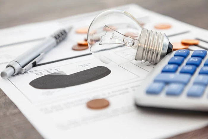 De ce se scumpește curentul din toamnă: factorii care urcă tarifele pentru consumatorii casnici