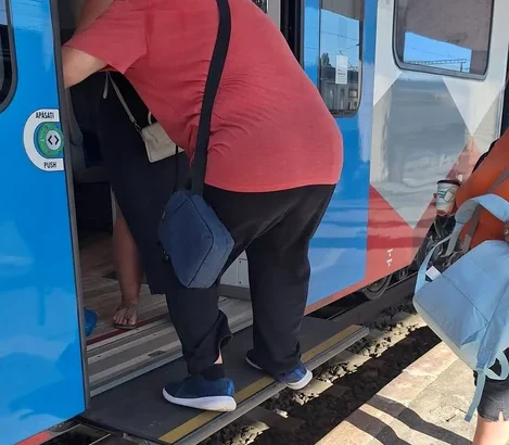 Trenuri moderne, peroane învechite: accesul în gări rămâne o problemă în România