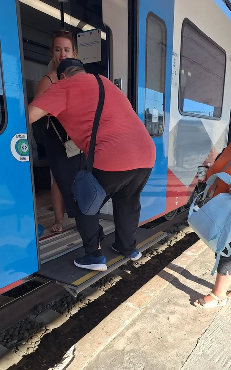 Trenuri moderne, peroane învechite: accesul în gări rămâne o problemă în România