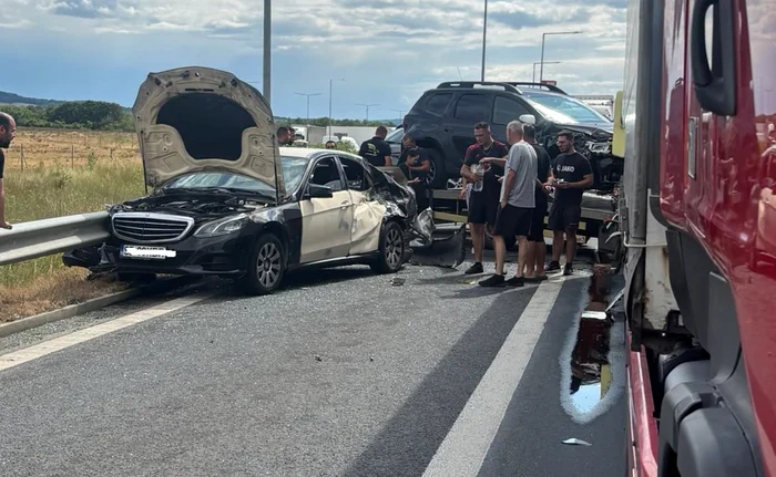 Accident pe A1, în Timiș: patru vehicule implicate, o femeie încarcerată; traficul spre Deva blocat