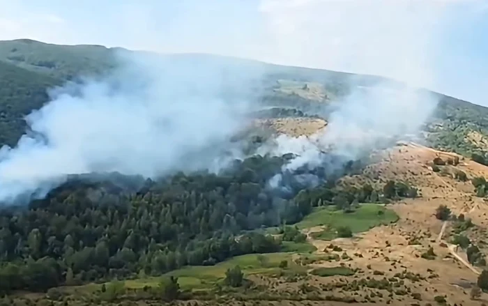Incendii în Caraș‑Severin: focarul din Valea Bolvașnița lichidat, intervenție aeriană în desfășurare la Lindenfeld