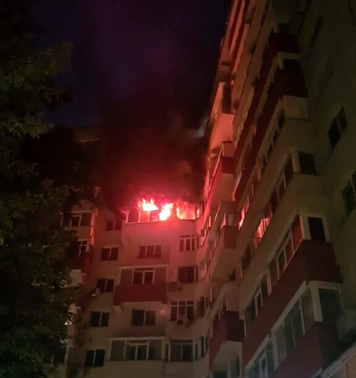 Incendiu puternic într-un bloc din București, pe strada Constantin Brâncoveanu