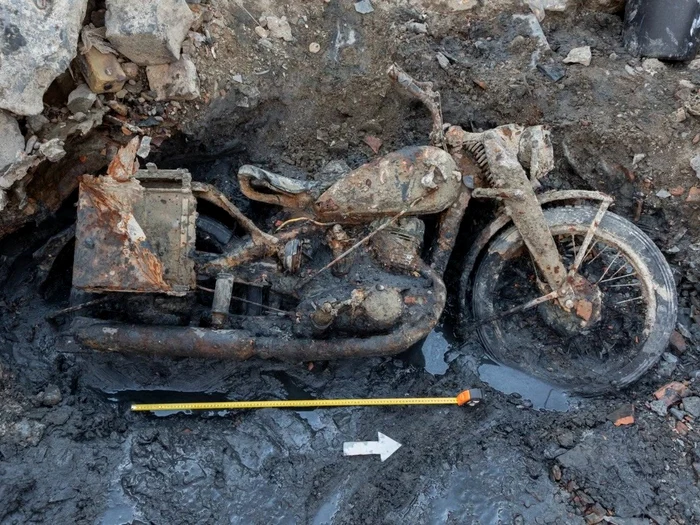 Motocicletă din WWII și rămășițele a doi soldați găsite în Dunăre, aproape de Parlamentul din Budapesta