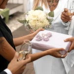 Dezbatere pe rețele după ce o invitată a fost mustrată pentru cei 1.600 de lei lăsați la nuntă