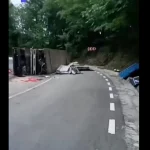 Trafic blocat pe DN73A între Predeal și Râșnov după răsturnarea unui TIR la Pârâul Rece