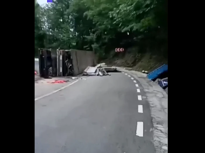 Trafic blocat pe DN73A între Predeal și Râșnov după răsturnarea unui TIR la Pârâul Rece