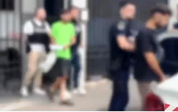 Trei tineri arestați după ce au șantajat o femeie căreia i-au furat telefonul