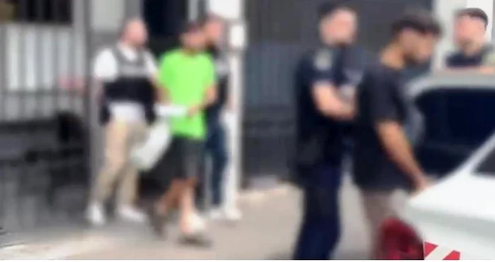Trei tineri arestați după ce au șantajat o femeie căreia i-au furat telefonul