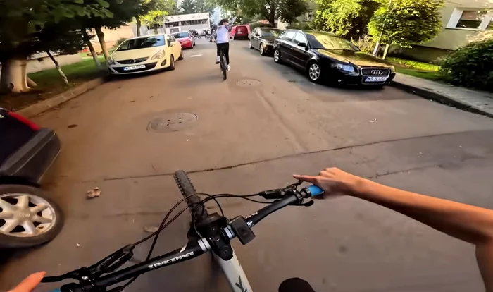 Localnicii din Reghin, alarmați de un grup de copii care fac cascadorii cu bicicletele și se filmează