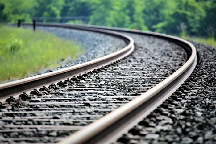 Tren de marfă pus în pericol la Petroșani: dispozitiv de macaz desfăcut și placă de beton pe șină